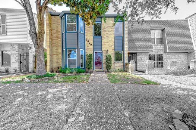 Building Photo - 2470 Country Club Dr