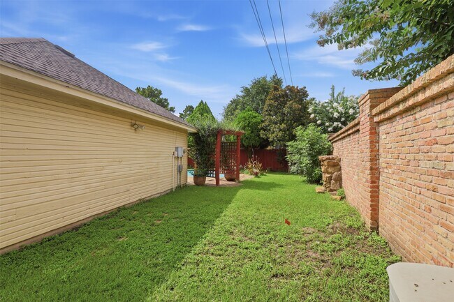Building Photo - 2114 Gentryside Dr
