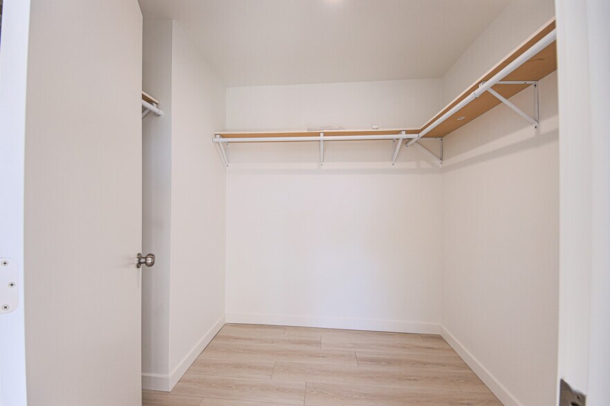 Building Photo - 2811 S Cloverdale Ave