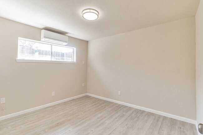 Building Photo - 6815 Beachwood St