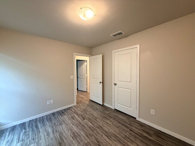 Building Photo - "Charming 3-Bed, 2-Bath Home with 1543 Sq Ft of Comfort on N Texas Ave, Lubbock!"