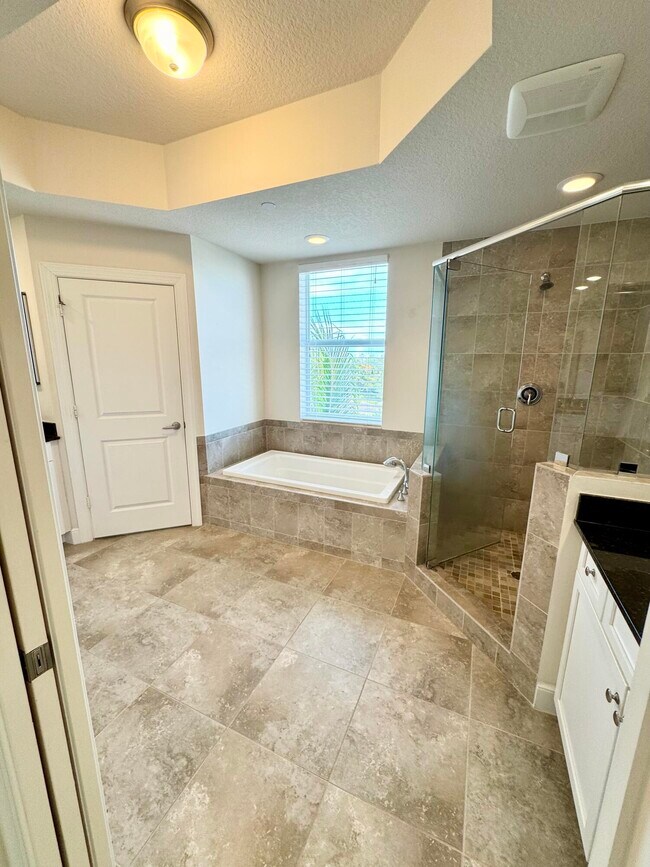Building Photo - 341 Bay Colony Dr N