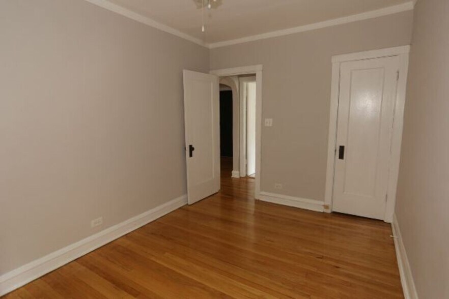 Building Photo - 2220 W Ainslie St