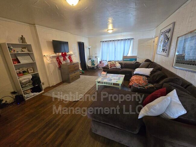 Building Photo - 520 NE Maple St