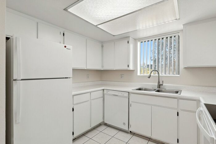 Building Photo - 1201 S McClintock Dr