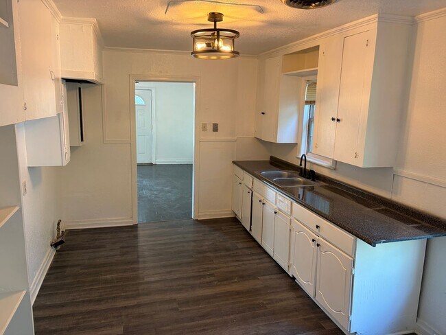 Building Photo - Cute Two Bedroom Home