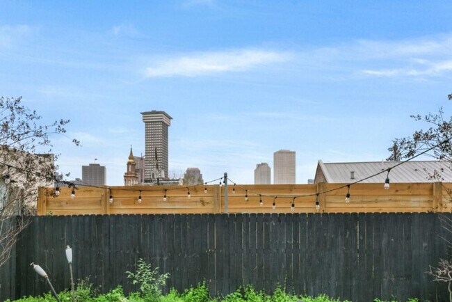 Building Photo - 1407 Baronne St