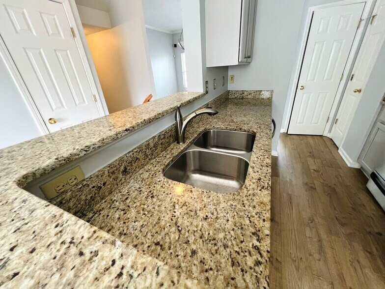 Kitchen - 1732 Pryor Rd SW