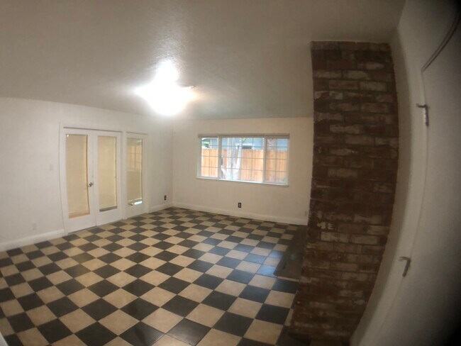 Building Photo - 906 Sycamore Ln