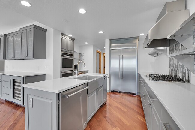 Building Photo - 556 Ridgeside Dr