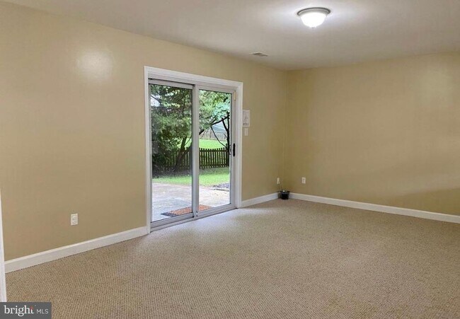 Building Photo - 1040 Warbler Pl