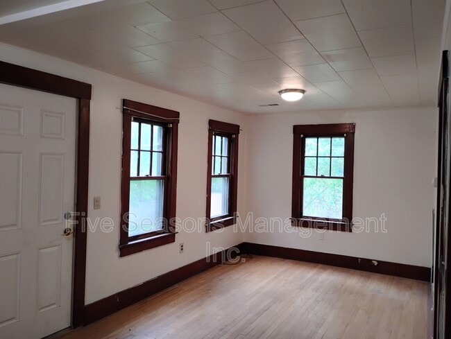 Building Photo - 374 Riverside Ave