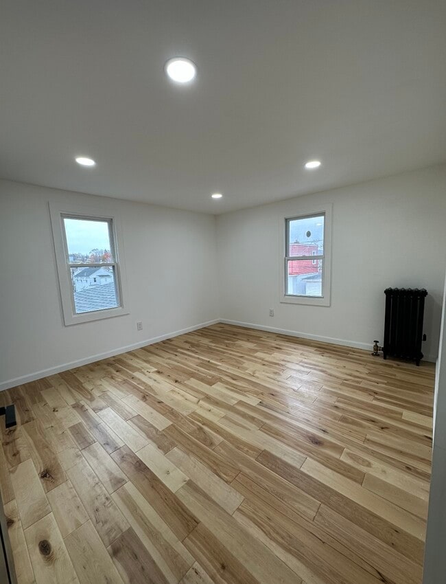 Building Photo - 301 Oak St