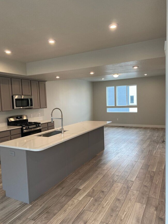 Building Photo - 2 WEEKS FREE - New 4 Bed 3 Bath Townhome Available mid-July in American Fork!