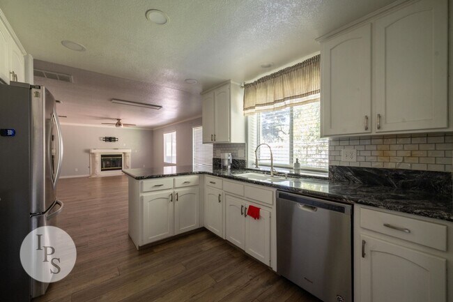 Building Photo - Northwest Fresno Home, CUSD - 4BR/2.5BA, Gated Community - Lots of Amenities