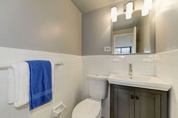 Bath 2 - 4390 Lorcom Ln