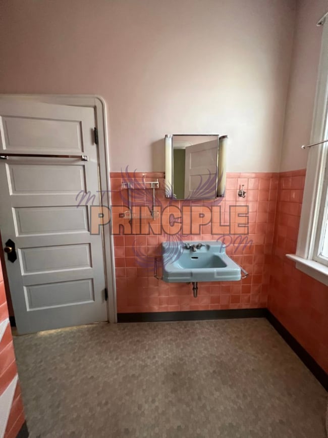Building Photo - 805-807 W Galena St