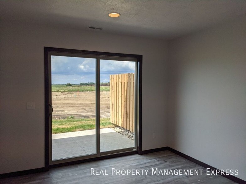 Building Photo - 3 Bed 1.5 Bath on the West Side of Sioux F...