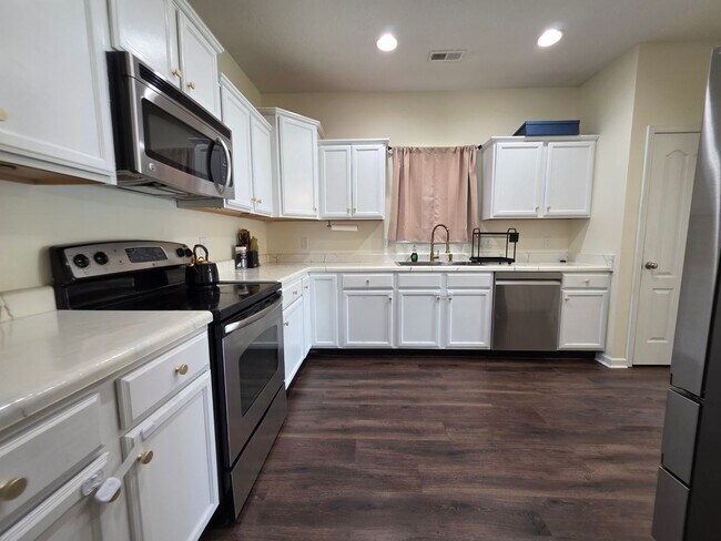 Building Photo - 702 Appling Ct