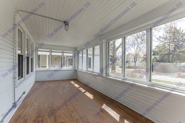 Building Photo - 606 W White St