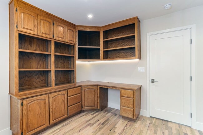 Building Photo - FULLY RENOVATED 3 BEDROOM, 2 BATHROOM IN E...