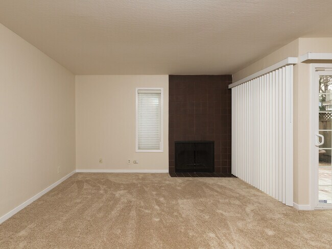 Building Photo - Wonderful 3 Bedroom, 2.5 bath, Updated Townhouse, in Danville!
