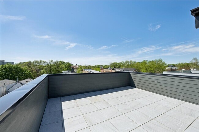 Building Photo - 2202 N Leavitt St