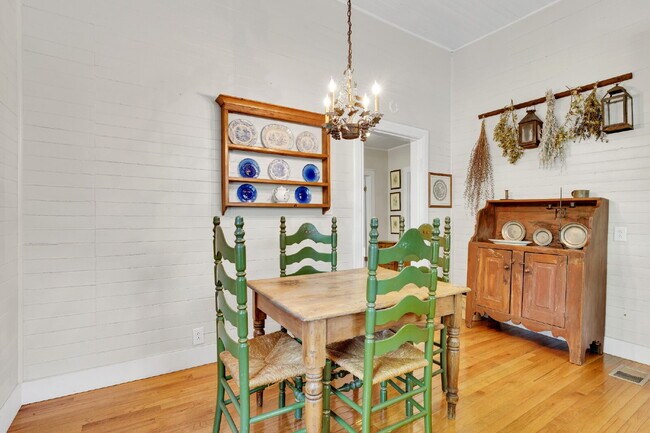 Building Photo - Beautiful Furnished 3 Bedroom Home in Historic District