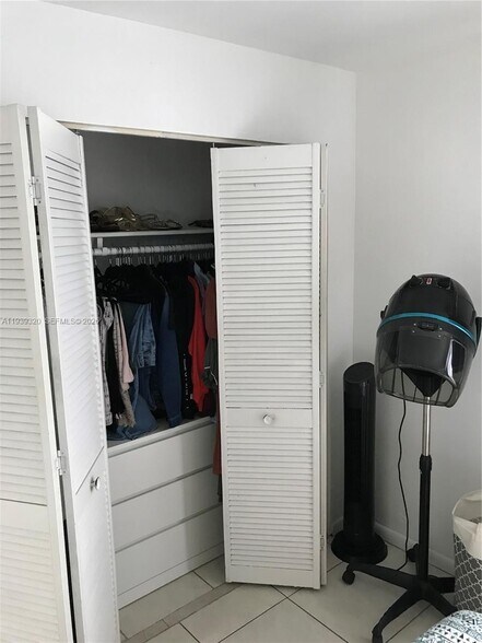 Building Photo - 10353 N Kendall Dr