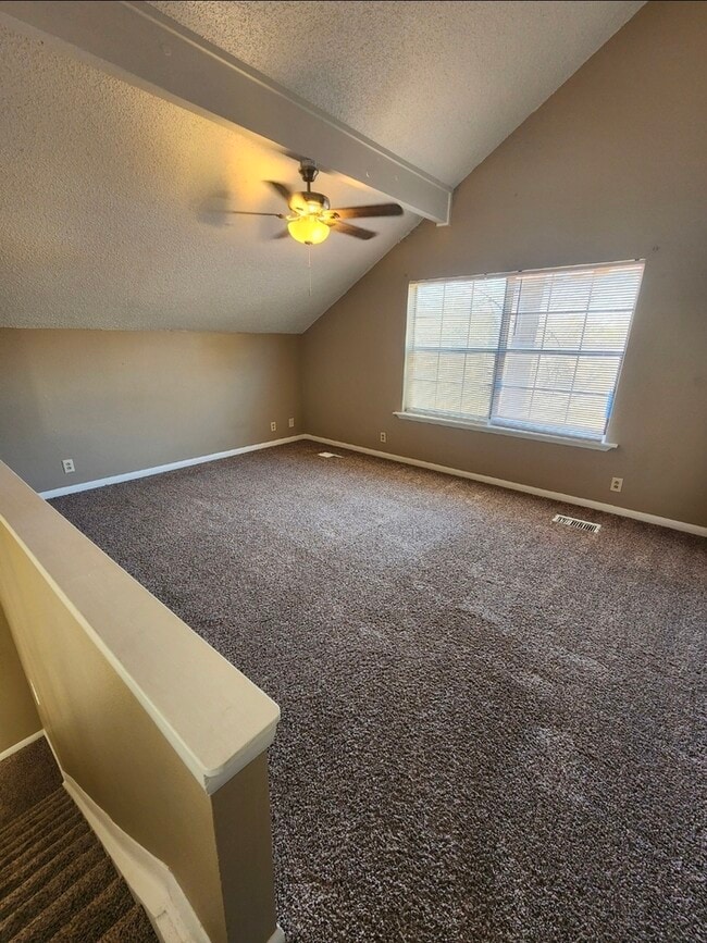 Building Photo - 3 bed 2 bath 2 story townhome, 1 carport