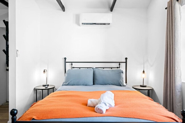 Building Photo - 906 Villa Ave