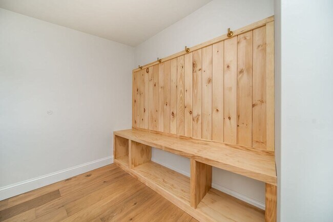 Building Photo - 9-11 Knollin St