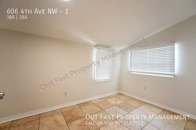 Building Photo - 606 4th Ave NW