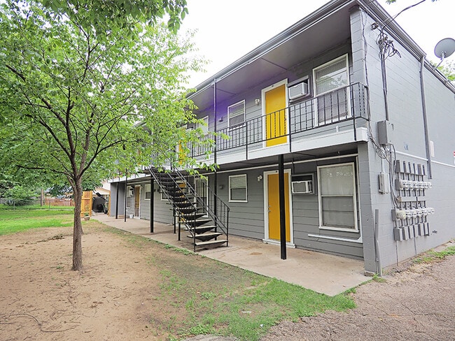 Building Photo - Recently Remodeled Studio Apartment In Hot East Austin!
