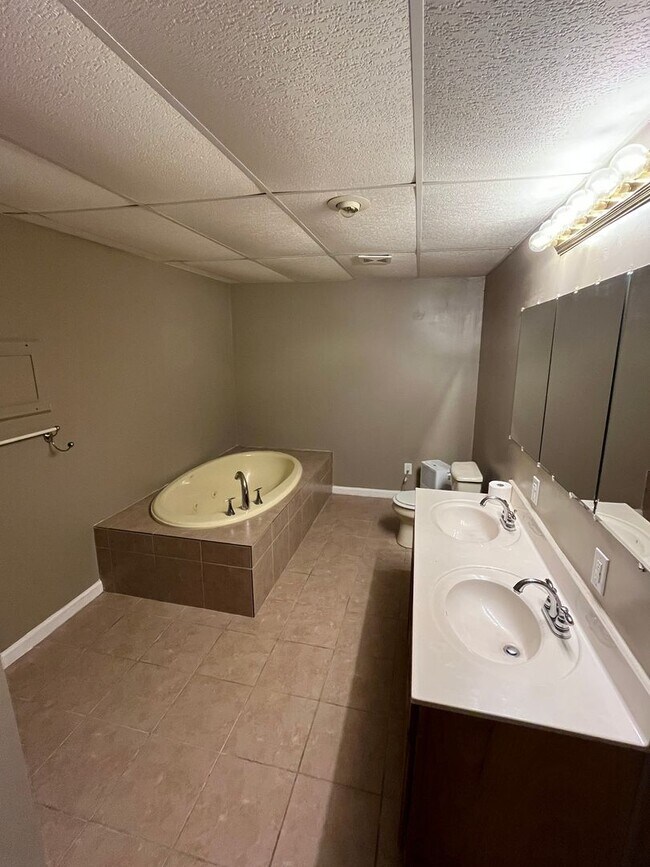 Building Photo - Spacious 4-Bedroom 3-Bathroom Brick Home in Arcadia Area