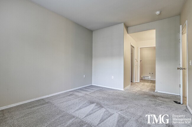 Building Photo - Single level main floor 2br/2ba Condo with Garage & W/D near Nike / Intel / St. Vincent Hospital