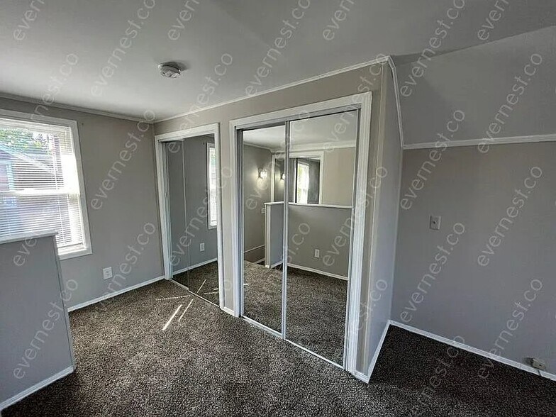 Building Photo - 15516 Lincoln Ave