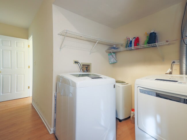 Building Photo - 331 E Fox Hill Dr