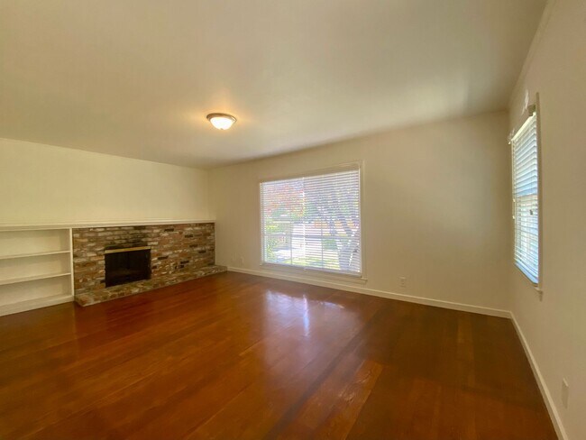 Building Photo - Charming Palo Alto Single-Story Home with Private Backyard