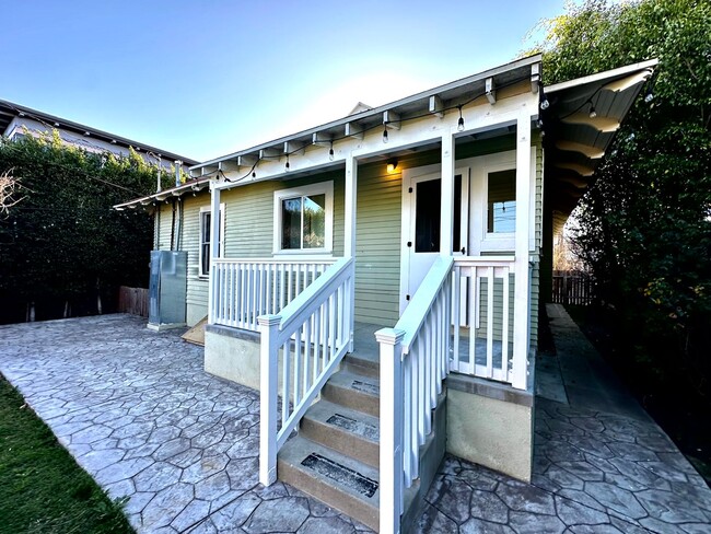 Building Photo - Fantastic Spacious Craftsman 2 bed - 2 bat...