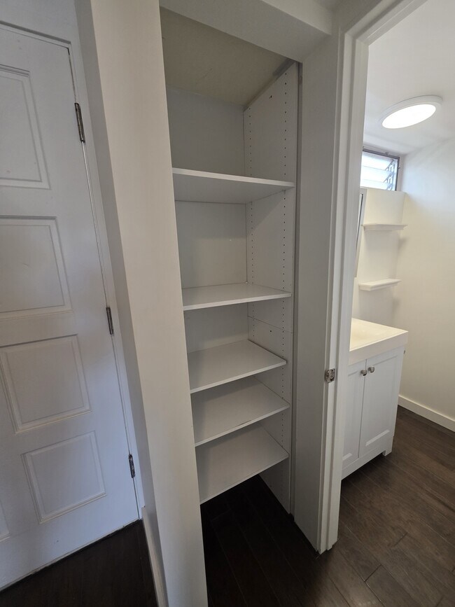 Building Photo - 350 Aoloa St