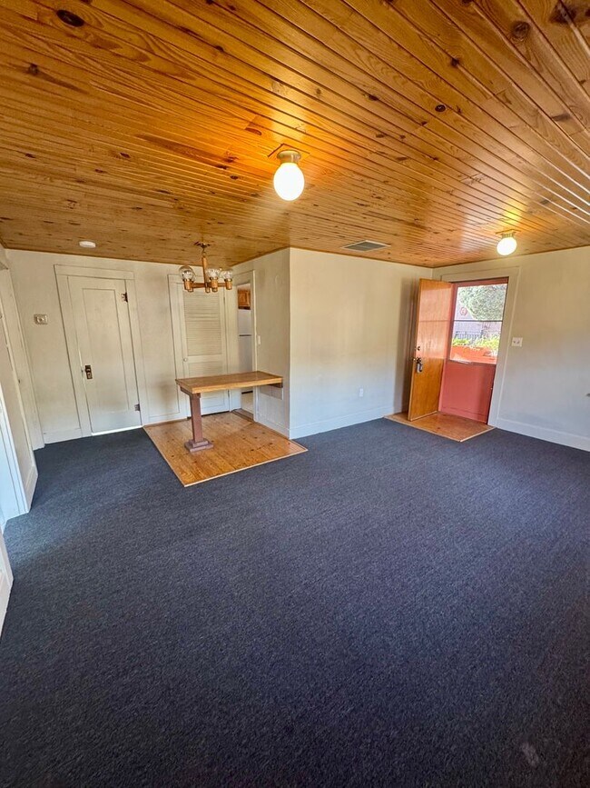 Building Photo - Cave Ave