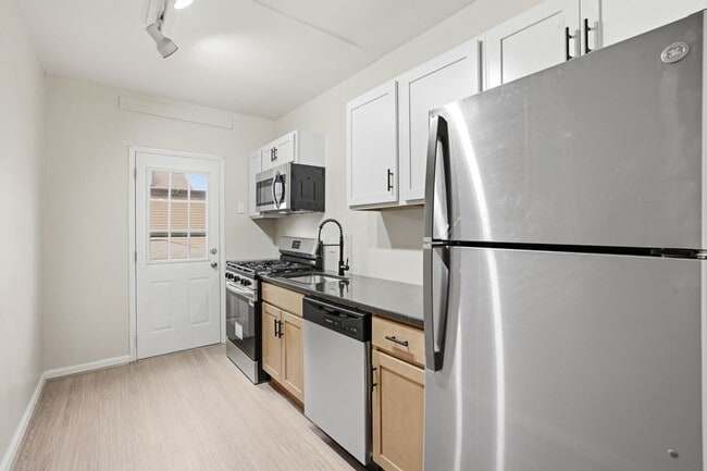 Building Photo - **Private Bloomfield 2BR Retreat – Walk to Liberty Ave, Steps from It All (15224)**