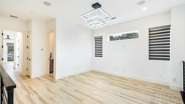 Building Photo - 2318 Arroyo Ave