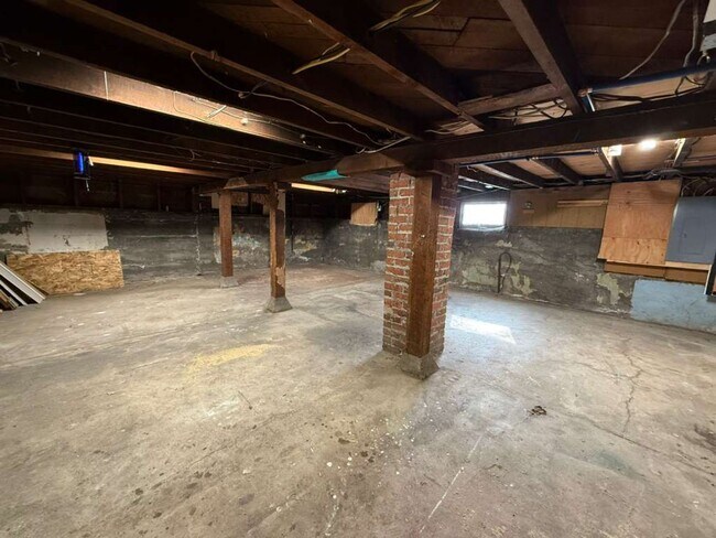 Building Photo - Two Bed 1 Bath House with Fenced Backyard!