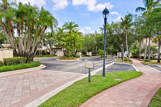 Building Photo - 3303 Myrtlewood Cir E