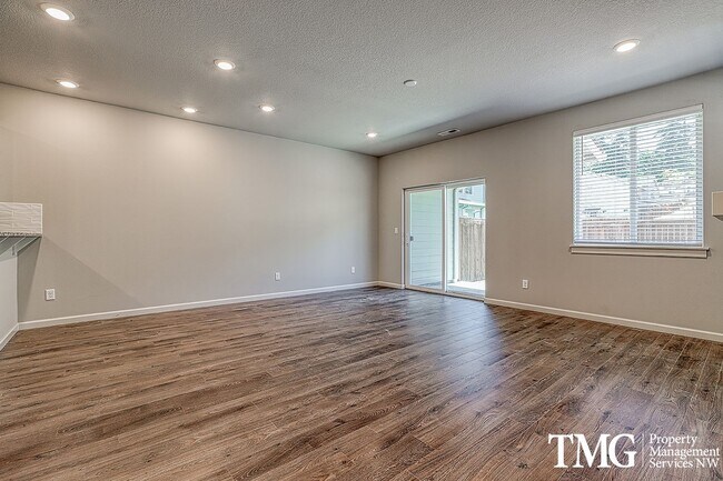 Building Photo - 3 Bedroom, 2.5 Bath Townhome In Ridgefield!