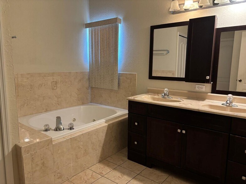 Building Photo - 616 Valencia Ct