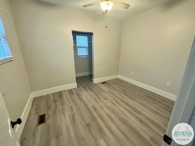 Building Photo - 5 Bedroom / 2 Bath House - NEAR SEMO's CAMPUS