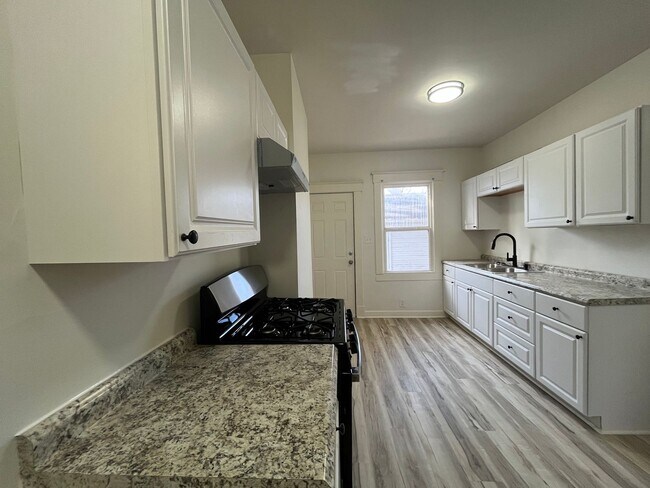 Building Photo - 3 bedroom 2 bath with Garage